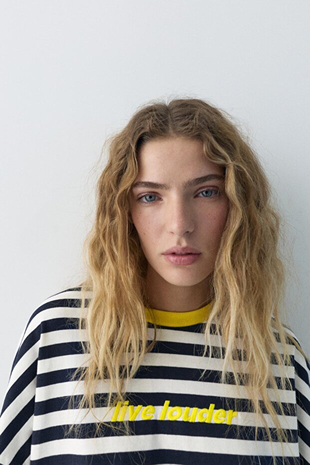 Kontrast işlemeli çizgili t-shirt - 7