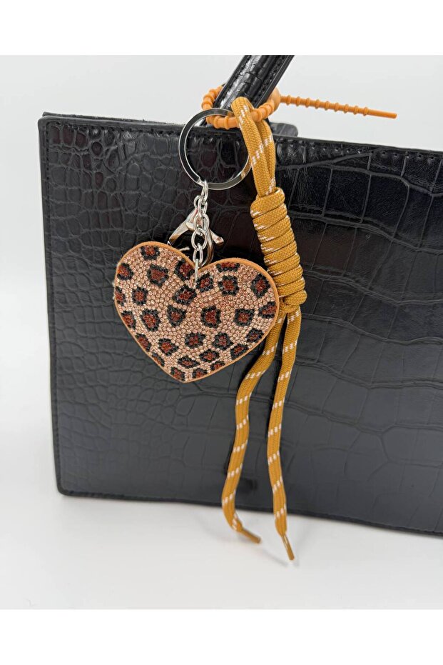 حقيبة برباط على شكل قلب مزينة بنقشة الفهد وحجر مرصع، وسلسلة مفاتيح ساحرة - 4
