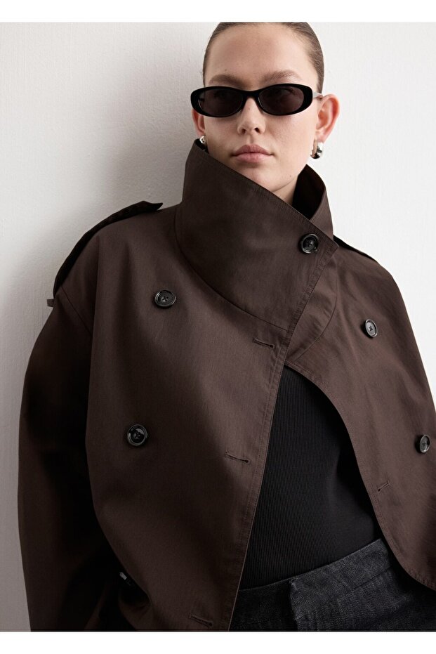 Çift düğmeli kısa trençkot - 8