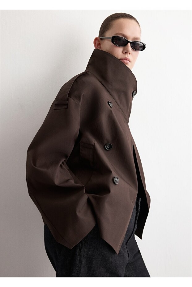 Çift düğmeli kısa trençkot - 7