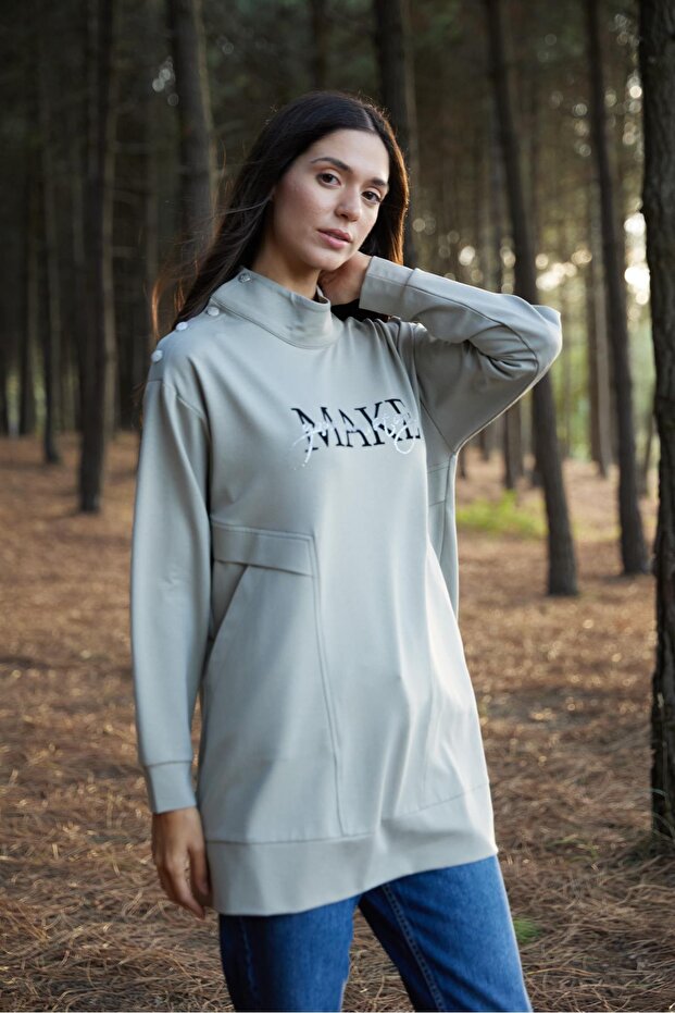 DİK YAKA CEPLİ YAZILI SWEAT - 2