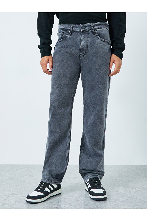 Men Washed Relaxed Fit Mid Rise Jeans