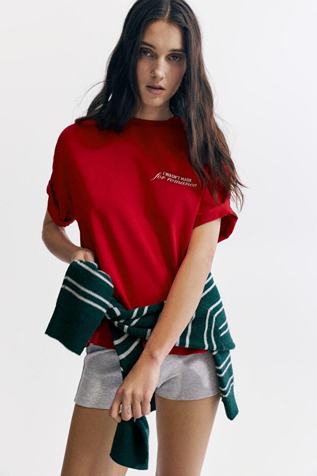 Kırmızı romantik grafik baskılı tişört - 1