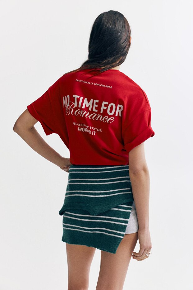 Kırmızı romantik grafik baskılı tişört - 4