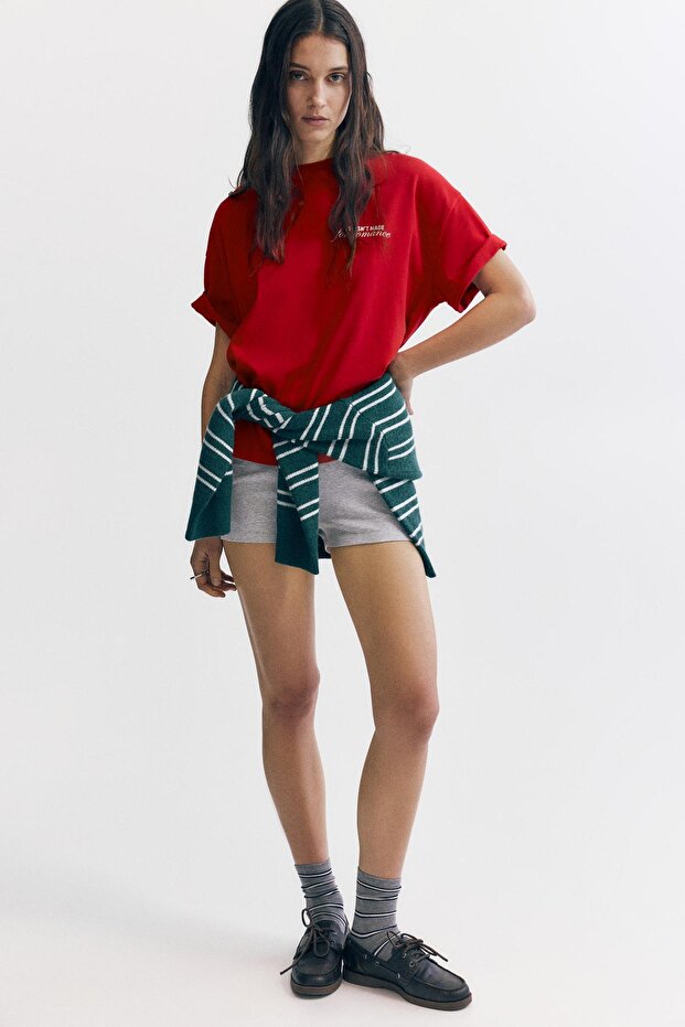 Kırmızı romantik grafik baskılı tişört - 2