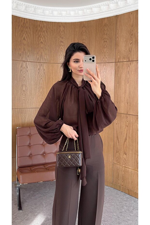 بلوزة بنية اللون مع أربطة