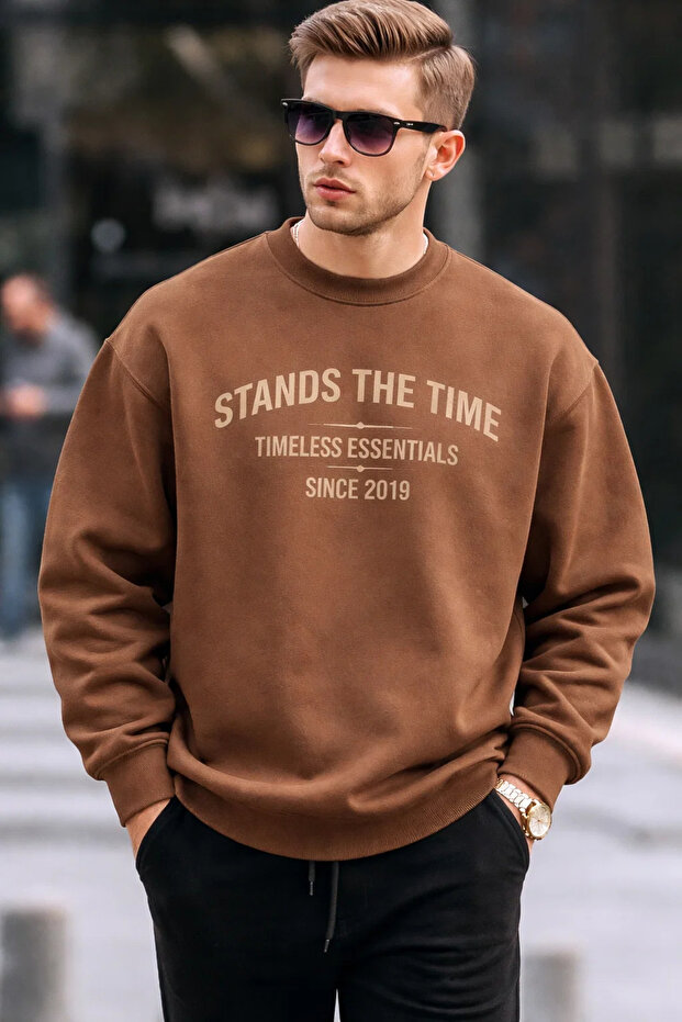 سويت شيرت رجالي مريح باللون البني مطبوع عليه Time