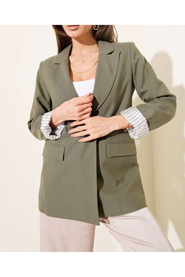 سترة بليزر مبطنة بالخطوط ومزودة بأزرار - 2