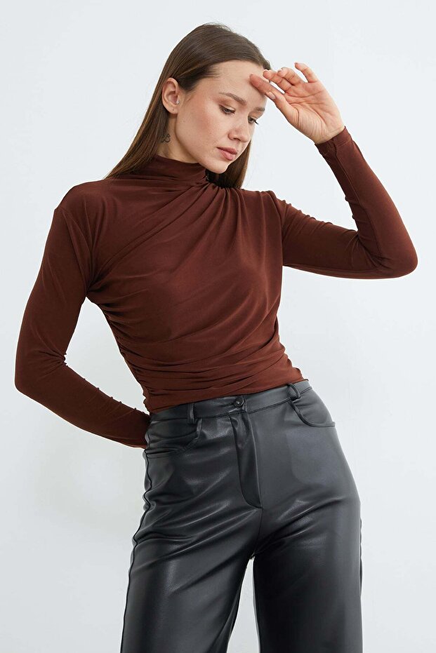بلوزة ذات ياقة مدورة - 1