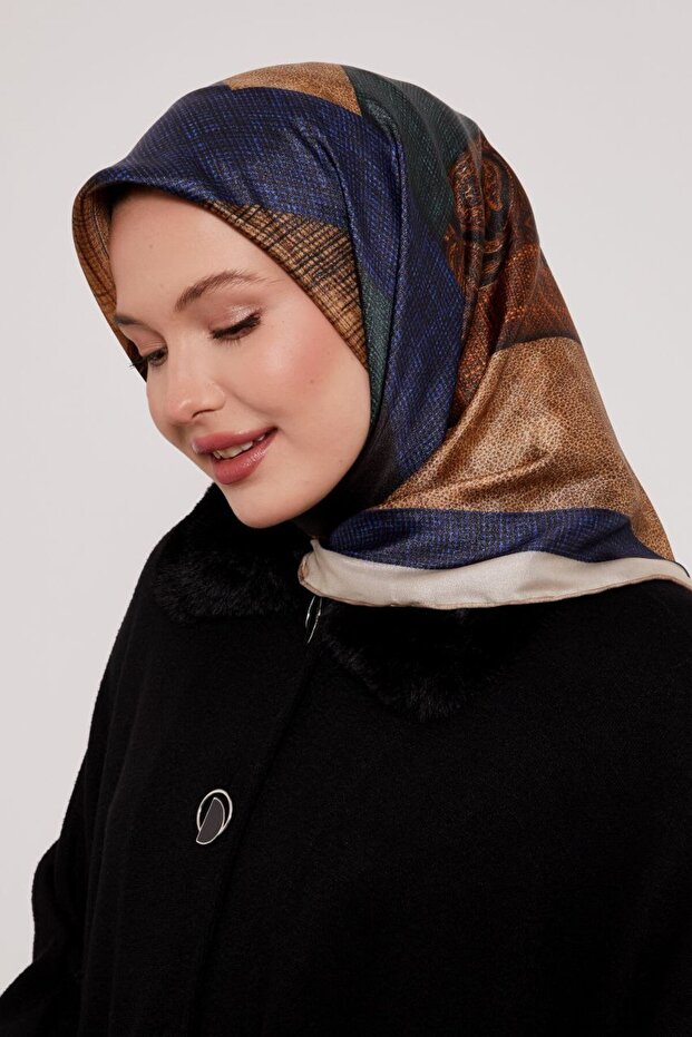 وشاح كريستالي لامع بنمط مخطط كلاسيكي
