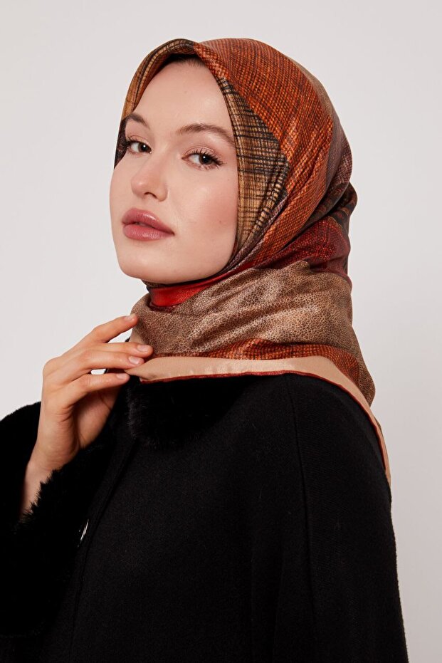 وشاح كريستالي لامع بنمط مخطط كلاسيكي