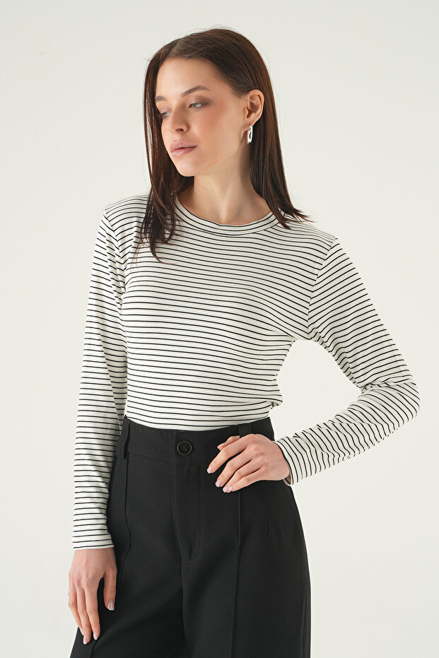 8375A قميص بياقة دائرية مخطط باللون الأبيض - 7