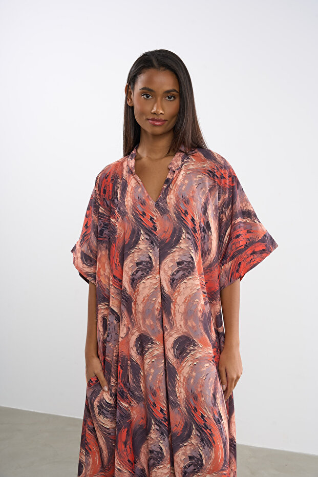 فستان طويل منقوش برقبة على شكل حرف V - 4