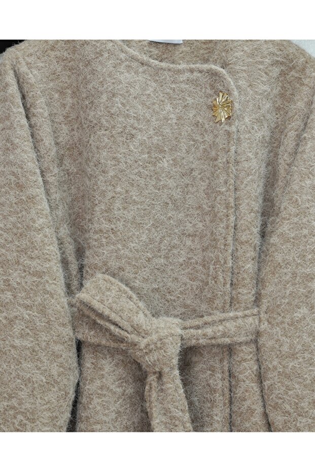 قبعة بزر واحد مبطنة وحزام وحافة مزينة - لون بيج - 4