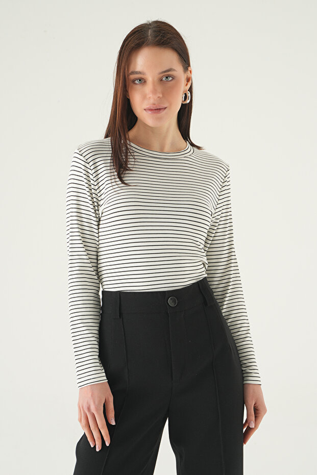 8375A قميص بياقة دائرية مخطط باللون الأبيض - 2