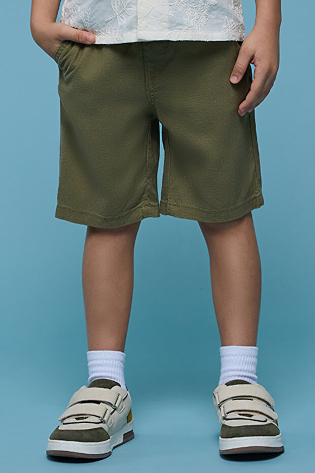 شورت أخضر سادة للأولاد مع إغلاق بأزرار - 1