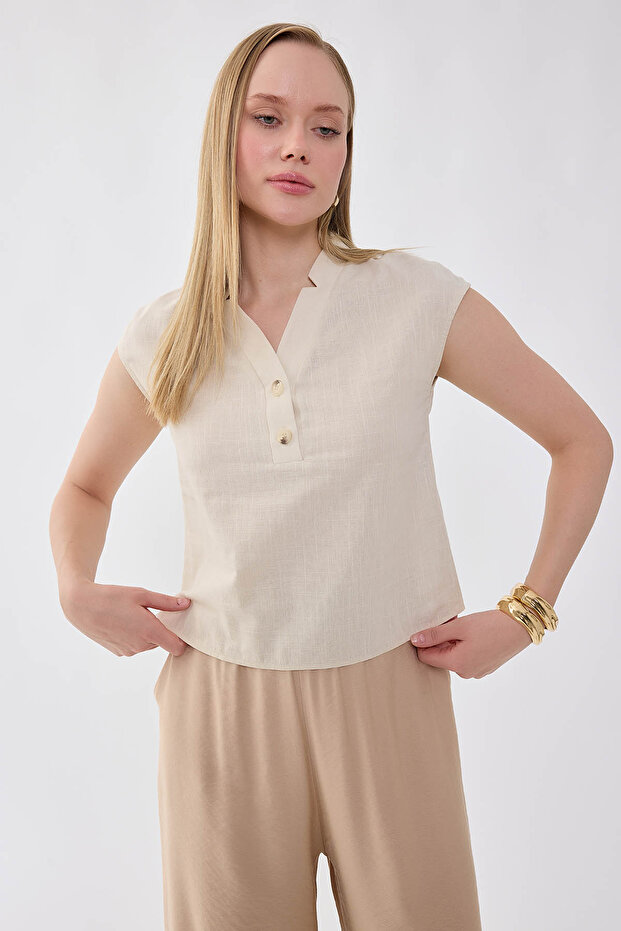 بلوزة من الكتان الفيسكون بياقة على شكل حرف V وأزرار أمامية - 5