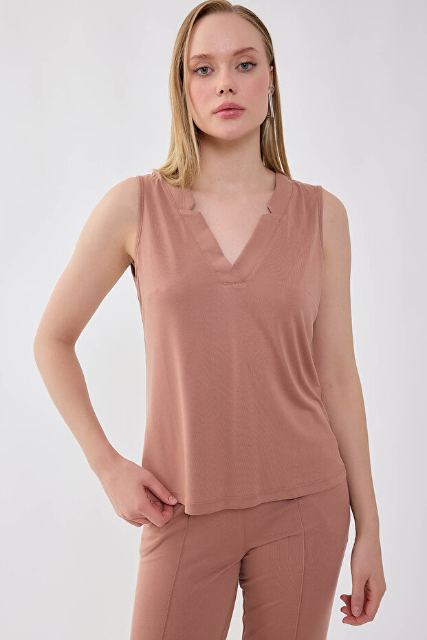 بلوزة برقبة على شكل حرف V بدون أكمام - 3