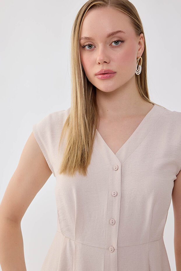 فستان بياقة على شكل حرف V وأزرار - 4