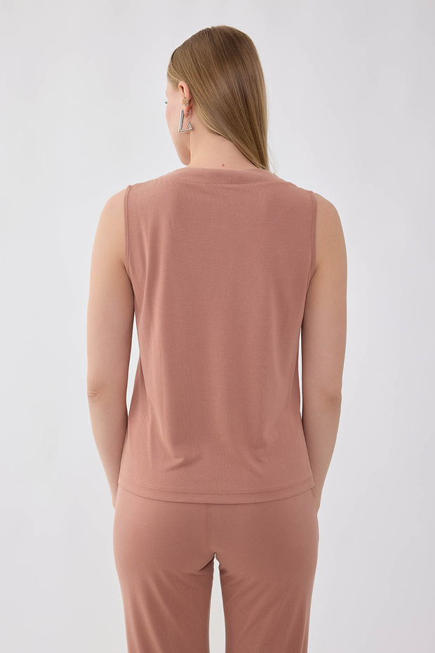 بلوزة برقبة على شكل حرف V بدون أكمام - 5