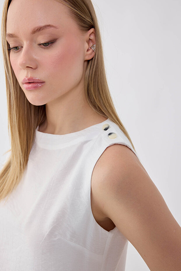 بلوزة بدون أكمام بأزرار على الكتف - 4