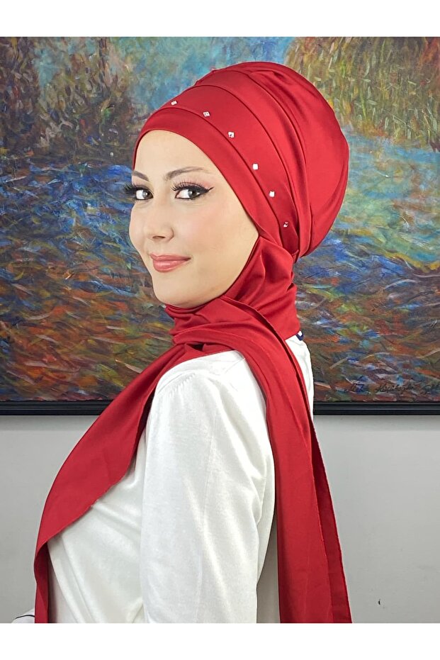 قبعة بيضاء مزينة بالأحجار الكريمة