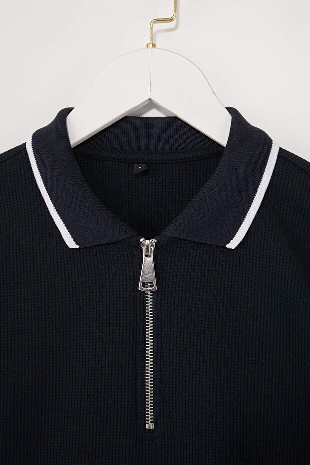 Lacivert Loose Fit Dokulu Yaka Çizgi Detaylı Fermuarlı Polo Yaka T-shirt TMNSS26PO00003 - 5