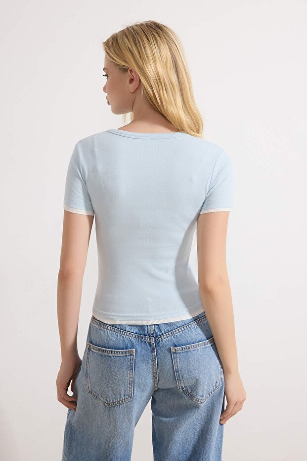 Açık/Bebe Mavi Fitted/Vücuda Oturan Kısa Kollu Biyeli Fitilli Esnek Örme Bluz TWOSS26BZ00253 - 4