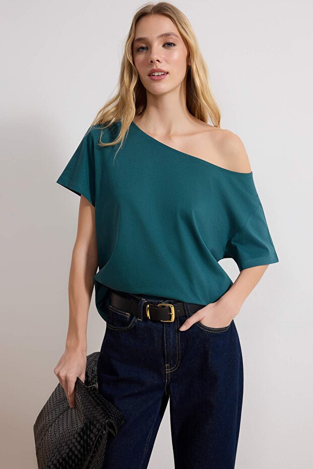 Zümrüt Yeşili %100 Pamuk Oversize/Geniş Kalıp Kayık Yaka Örme T-Shirt TWOSS20TS0140 - 1
