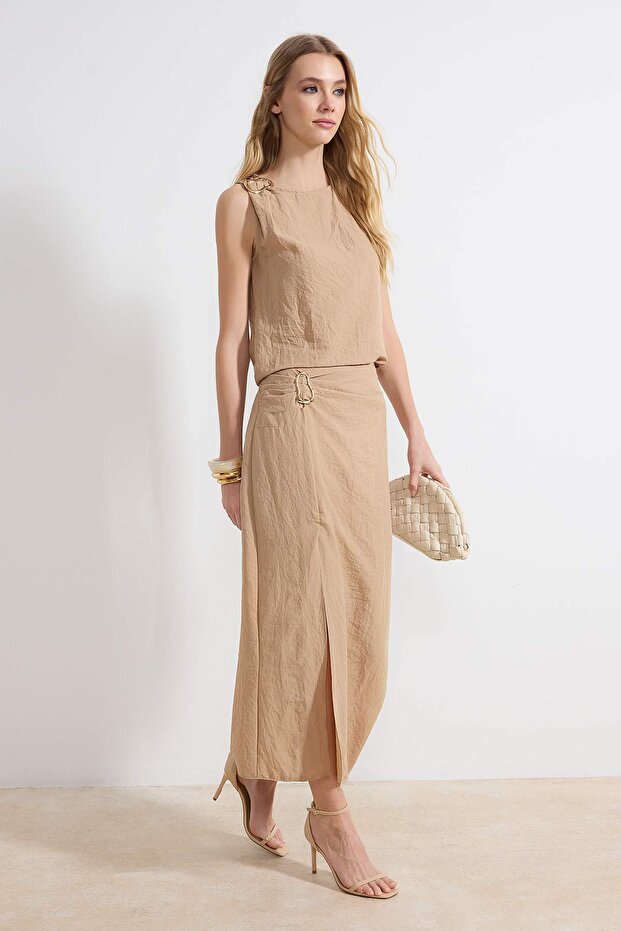 Bej Aksesuar ve Yırtmaç Detaylı Bluz-Etek Dokuma Alt - Üst Takım TWOSS26AU00034 - 1