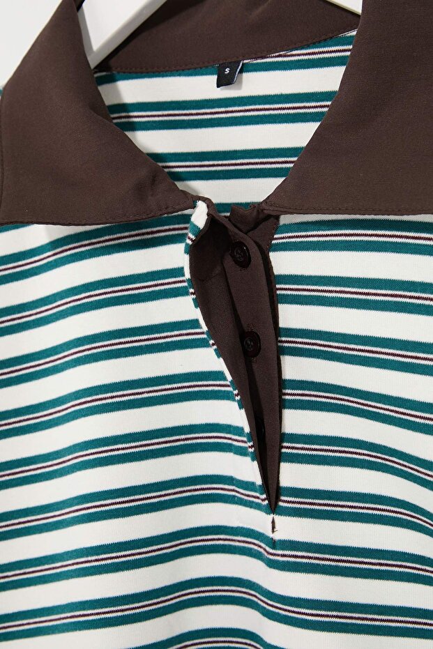 Yeşil Çizgili Oversize Kalıp Polo Yaka Dokuma Detaylı Tok İnterlok Örme T-Shirt TWOSS26TS00030 - 10