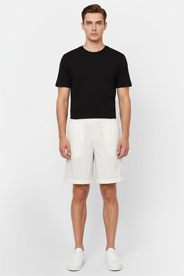 شورت رجالي أساسي بشعار العلامة التجارية، كريمي - 1