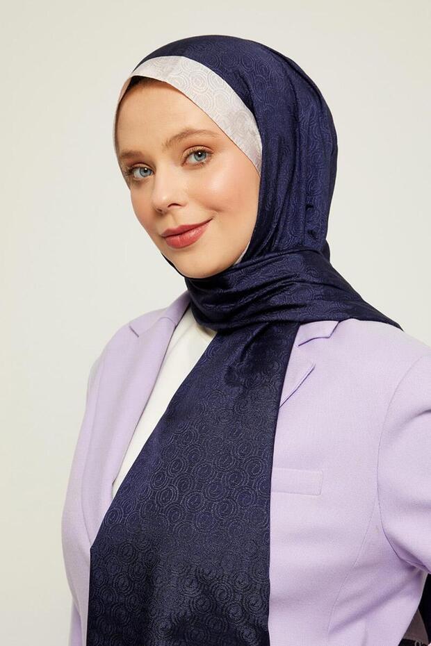 شال مونوغرام بنمط حلقة باللون الأزرق الداكن - 2