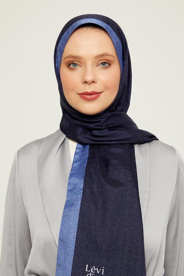 شال مونوغرام بنمط حلقات باللون الأزرق الداكن - 1