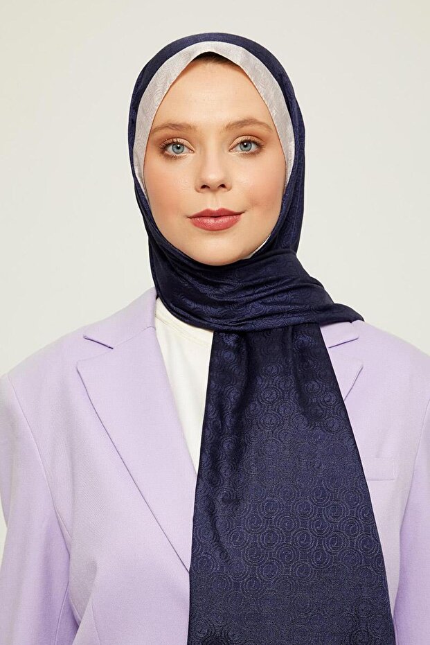 شال مونوغرام بنمط حلقة باللون الأزرق الداكن - 1