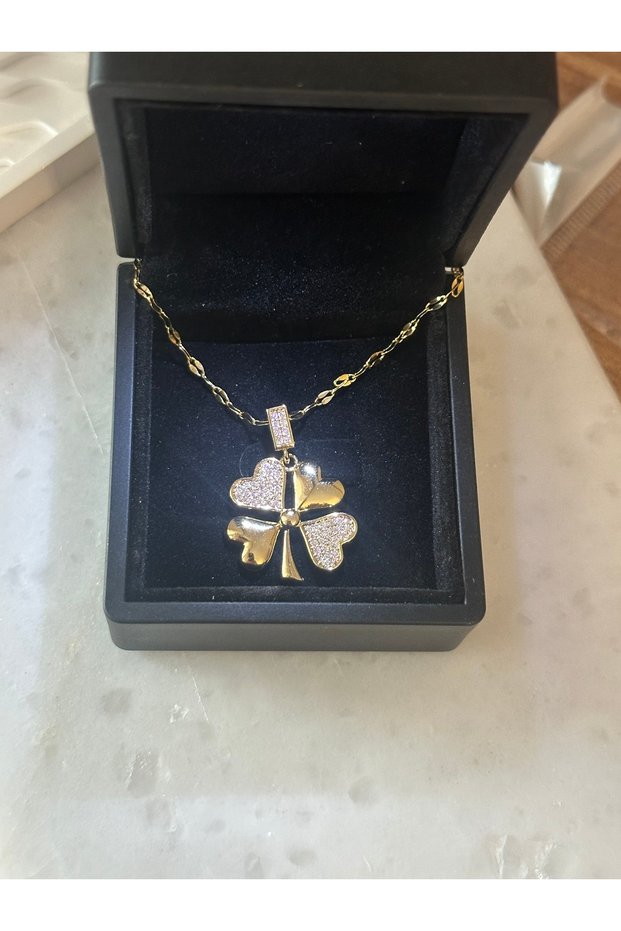 Kuyum Model Zircon Stone Heart-Shaped Clover Necklace (Valentine's Day Necklace with Lighted Box)