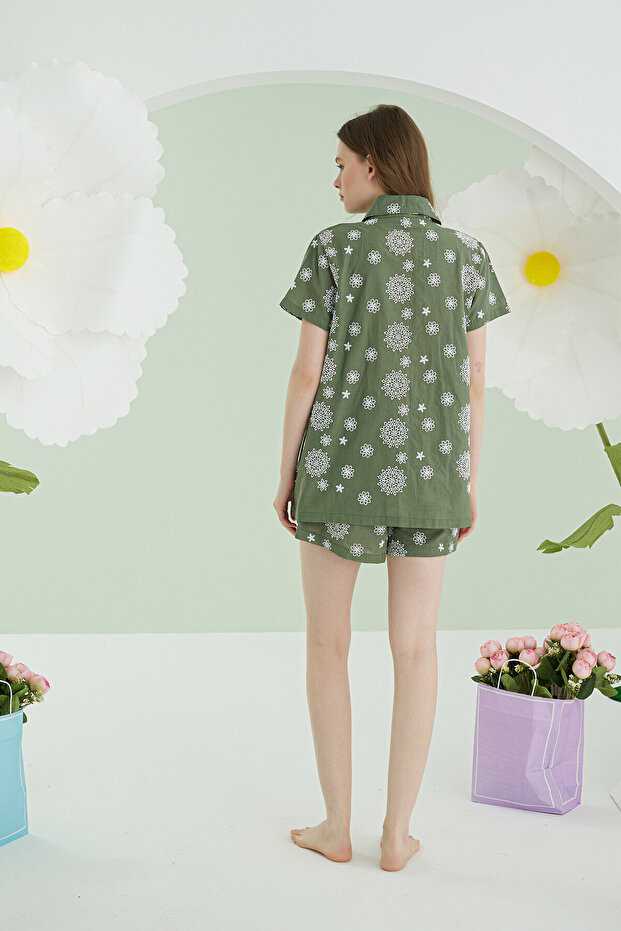 طقم بيجامة بأزرار أمامية مع شورت منقوش بالزهور الخضراء - 4