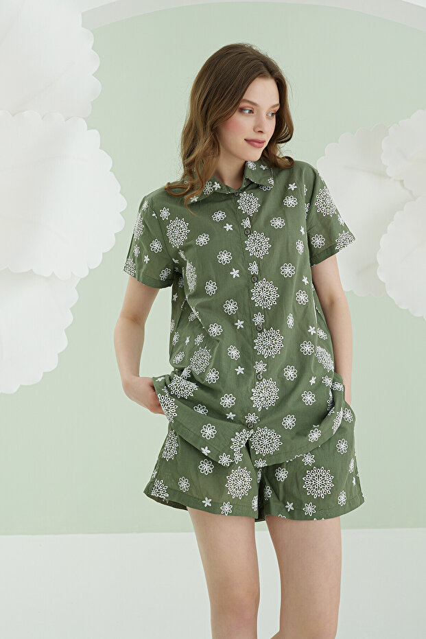 طقم بيجامة بأزرار أمامية مع شورت منقوش بالزهور الخضراء - 1