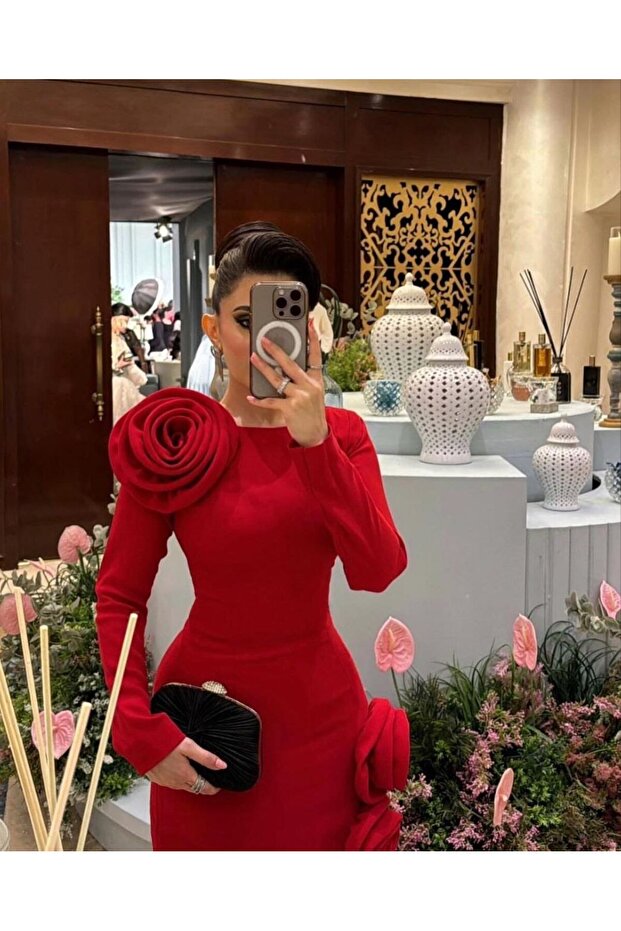 فستان أحمر جذاب مزين بورود 🌹❤️