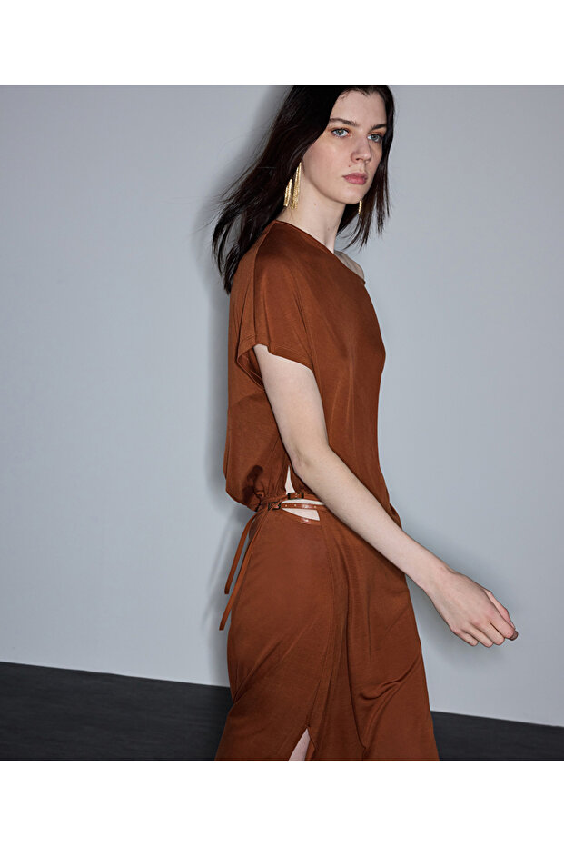 Asymmetric sleeve T-shirt