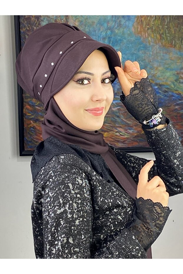 قبعة ربيعية مزينة بحجر مربع أبيض