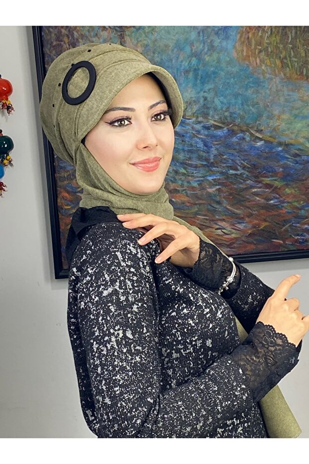 قبعة ربيعية بتفاصيل مشبك حجري مربع الشكل باللون الأسود