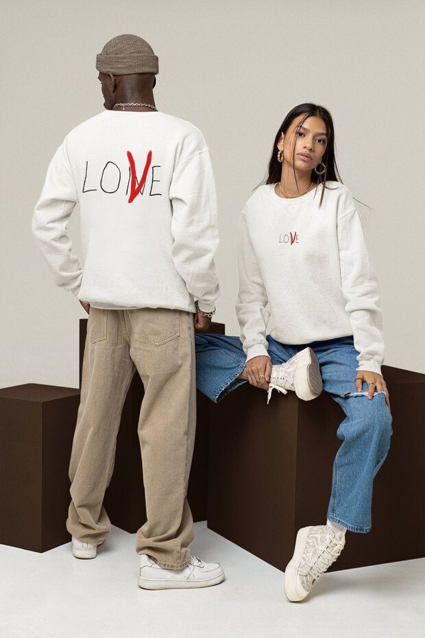 Unisex Oversize Sweatshirt V-Love Printed White – Crew Neck, Valentine's Day, Couple, Gift