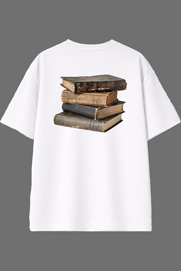 تي شيرت أبيض كبير الحجم بتصميم Bookworm وطباعة خلفية