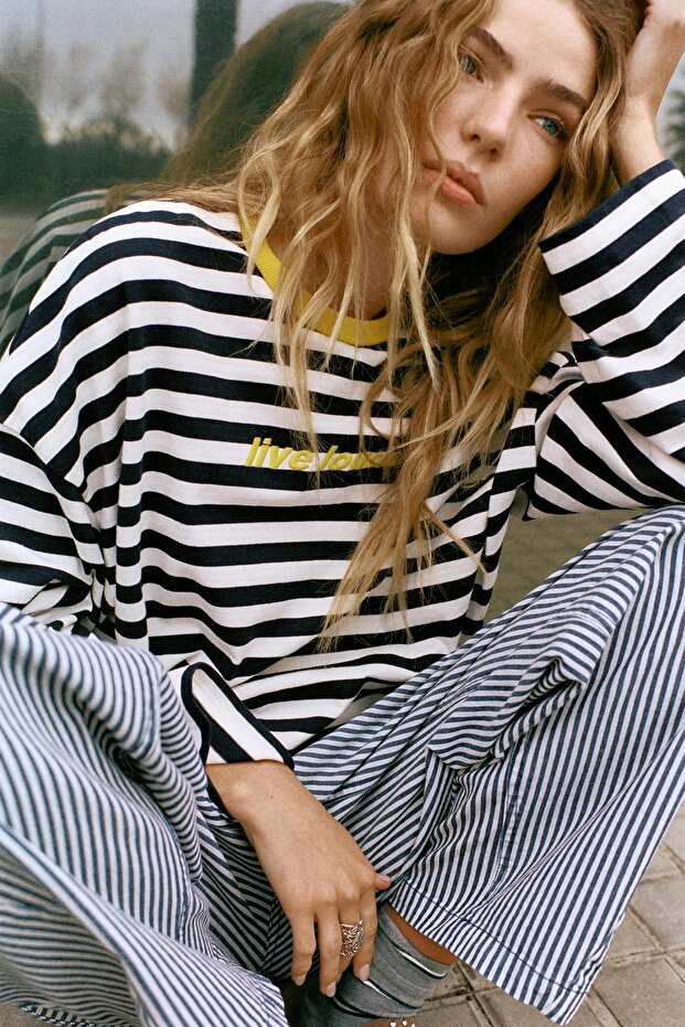 Kontrast işlemeli çizgili t-shirt - 1