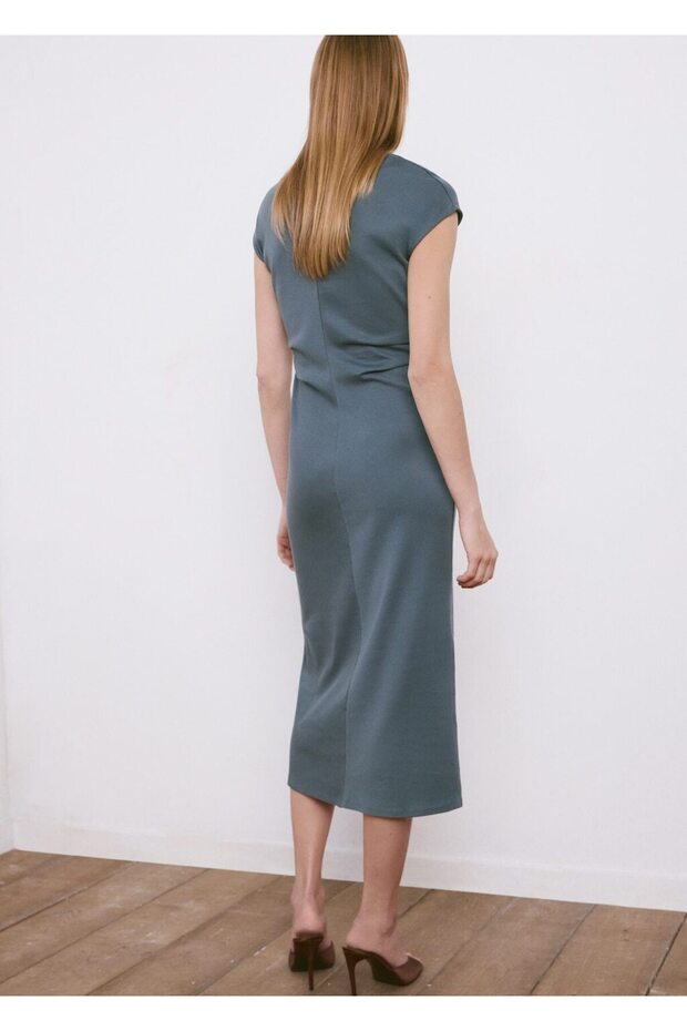 Drape detaylı midi elbise - 4