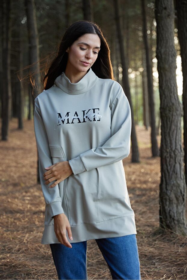 DİK YAKA CEPLİ YAZILI SWEAT - 1