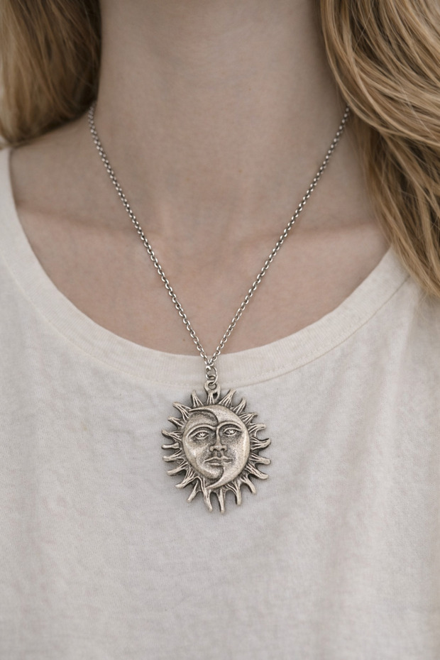 Detailed Sun-Shaped Metal Figure Necklace – Chain Design Necklace
