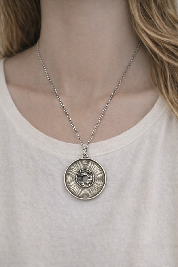 Round Shaped Circular Patterned Metal Figure Necklace – Chain Design Necklace
