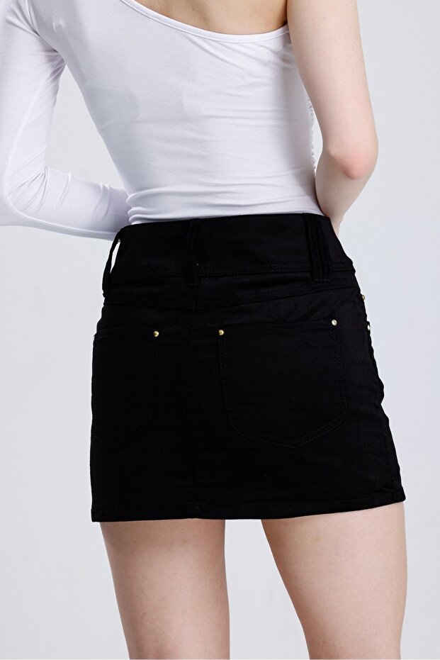 تنورة جينز صغيرة مزينة بأزرار ذهبية - 3